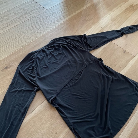 UA Women’s Long Sleeve Cut Out Athletic Top - Picture 3 of 6